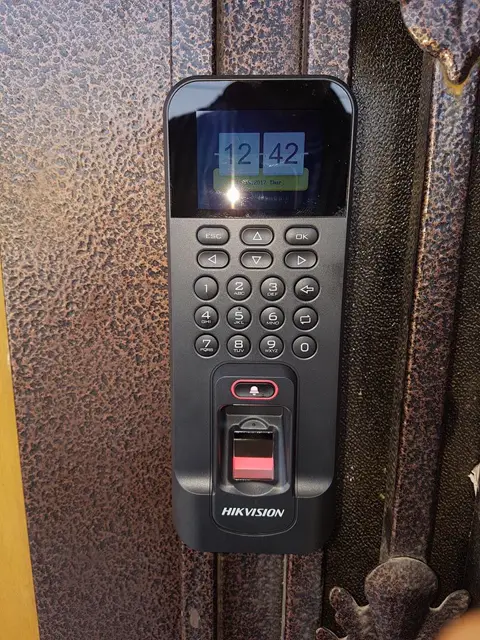 Fingerprint access reader